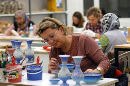 Türkiye'yi çiniyle dünyaya taşıyor