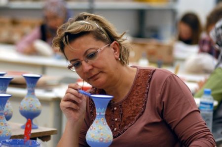 Türkiye'yi çiniyle dünyaya taşıyor