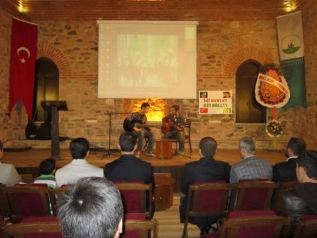 Türkmen gençler, bağımsızlık bayramını kutladı