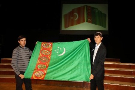 Türkmen öğrencilerin mezuniyet coşkusu