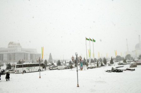Türkmenistan’a mevsimin ilk karı yağdı