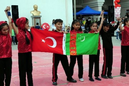 Türkmenistan'da 23 Nisan çoşkuyla kutlandı