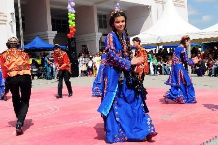 Türkmenistan'da 23 Nisan çoşkuyla kutlandı