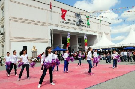 Türkmenistan'da 23 Nisan çoşkuyla kutlandı