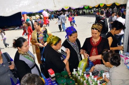 Türkmenistan’da 23 Nisan kermesi