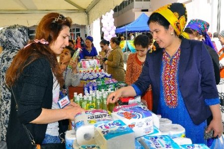 Türkmenistan’da 23 Nisan kermesi