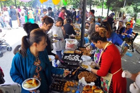 Türkmenistan’da 23 Nisan kermesi