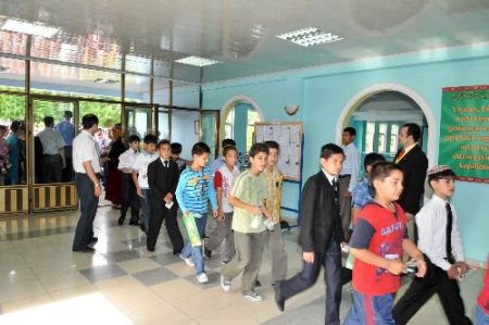 Türkmenistan'da Binlerce Öğrenci Türkmen-türk Okullarına Girmek İçin Yarıştı