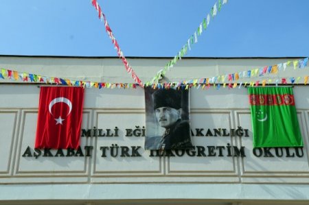 Türkmenistan’da cumhuriyet coşkusu
