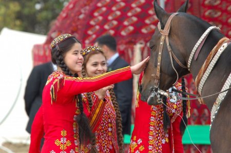 Türkmenistan’da kadınlara 8 Mart ikramiyesi