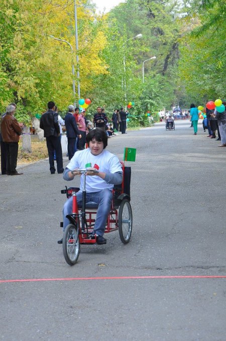 Türkmenistan'da Türk işadamları bayramda engellileri mutlu etti