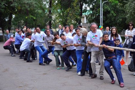 Türkmenistan'da Türk işadamları bayramda engellileri mutlu etti