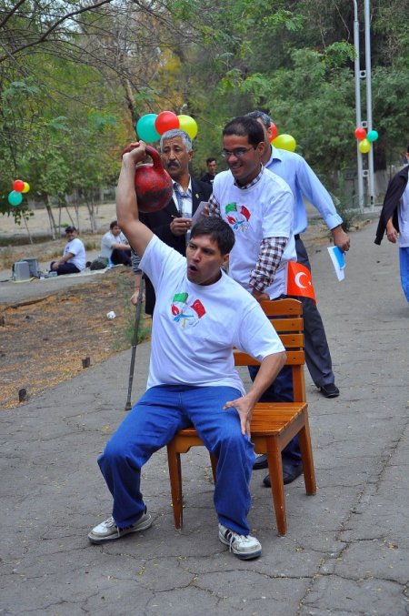 Türkmenistan'da Türk işadamları bayramda engellileri mutlu etti