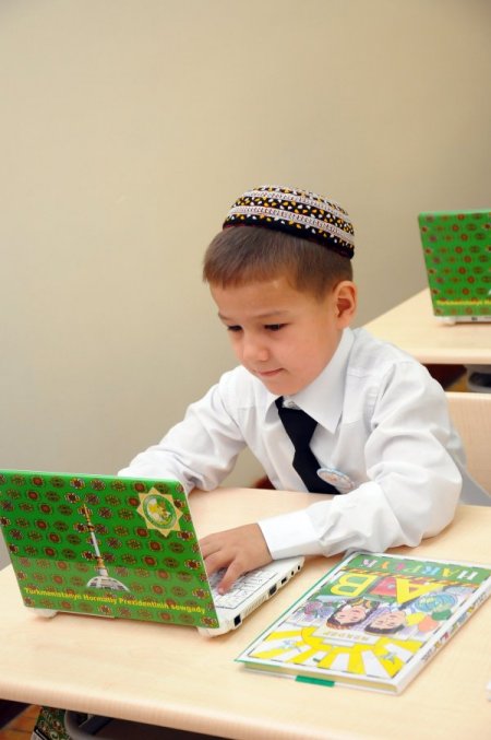 Türkmenistanlı Öğrencilerin Netbook Heyecanı