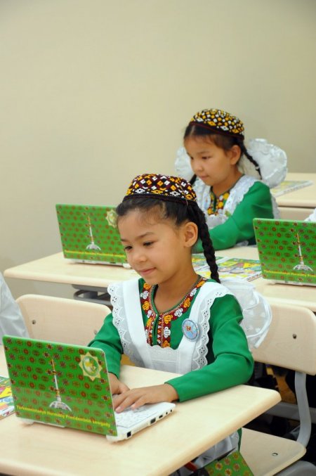 Türkmenistanlı Öğrencilerin Netbook Heyecanı
