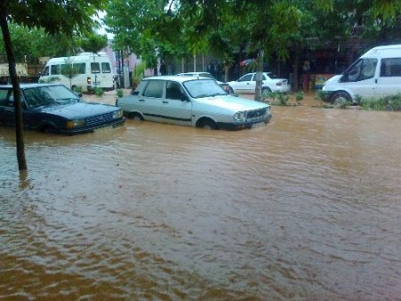 Türkoğlu’nda şiddetli yağmur hayatı olumsuz etkiledi