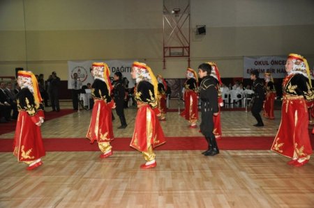 Türkülü halaylı karne heyecanı