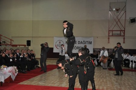 Türkülü halaylı karne heyecanı