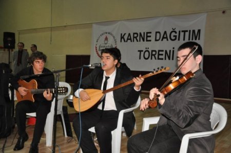Türkülü halaylı karne heyecanı