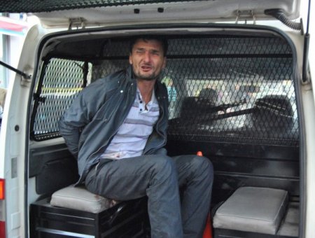 Tutuklama kararı olan baba, 3 yaşındaki kızını 12 saat rehin aldı