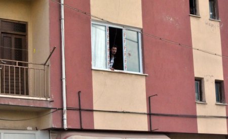 Tutuklama kararı olan baba, 3 yaşındaki kızını 12 saat rehin aldı