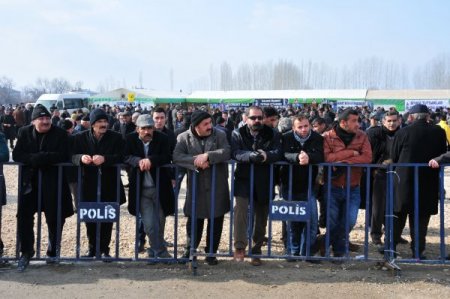 Tutuklu başkanların davası gergin başladı