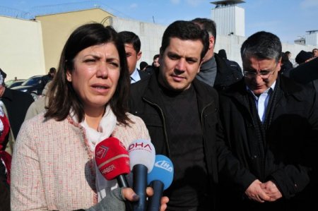 Tutuklu başkanların davası gergin başladı