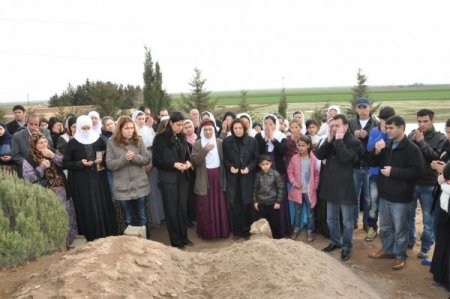 Tutuklu Milletvekili Irmak, babasının mezarını ziyaret etti