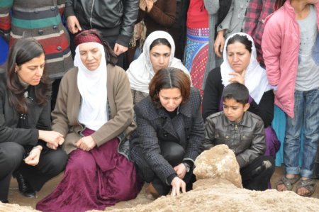 Tutuklu Milletvekili Irmak, babasının mezarını ziyaret etti