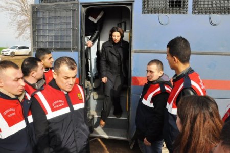 Tutuklu Milletvekili Irmak, babasının mezarını ziyaret etti