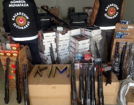 Tuzla’da gemiye operasyon: Çok sayıda silah ve silah parçası ele geçirildi