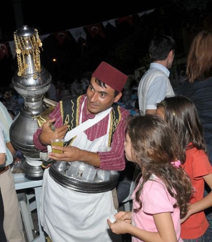 Tuzla'da Komşular, Sokak İftarında Buluşuyor