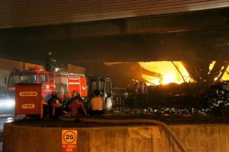 Tuzla’daki Fabrika Yangını 12 Saattir Sürüyor