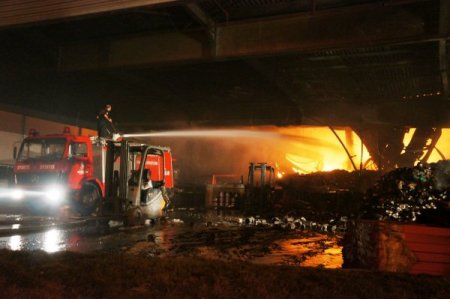 Tuzla’daki Fabrika Yangını 12 Saattir Sürüyor