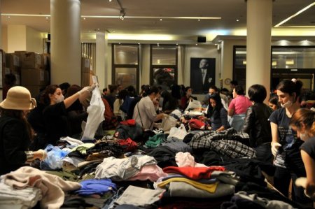 Twitter Ve Facebook'ta Organize Olup, Depremzedelere Yardım İçin Buluştular