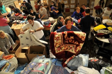 Twitter Ve Facebook'ta Organize Olup, Depremzedelere Yardım İçin Buluştular