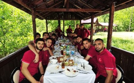U20 Milliler, Maçka'da moral depoladı