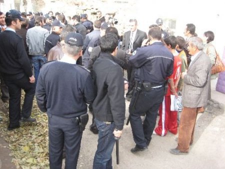 Üç Aile Arasındaki Kavgayı Polis Güçlükle Ayırdı