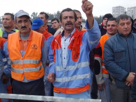 Üç aydır maaş alamayan belediye işçileri eylem yaptı