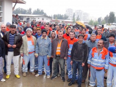 Üç aydır maaş alamayan belediye işçileri eylem yaptı