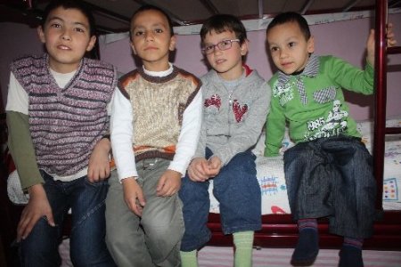 Üç çocuğu olan aile yetiştirme yurdundan aldığı üç kardeşe de koruyucu aile oldu