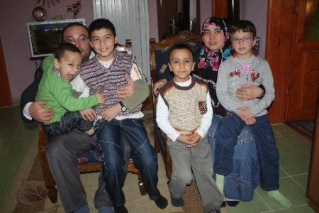 Üç çocuğu olan aile yetiştirme yurdundan aldığı üç kardeşe de koruyucu aile oldu