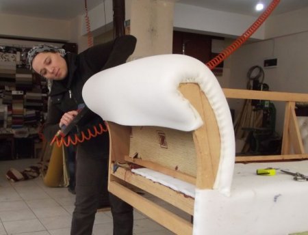 Üç çocuk annesi koltuk döşemecisi