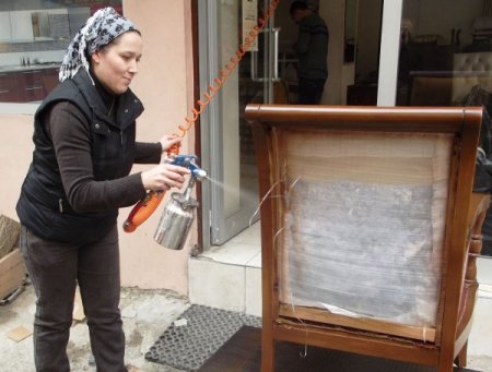 Üç çocuk annesi koltuk döşemecisi