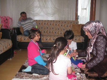 Üç çocuklu aile, iki kimsesiz çocuğa da koruyucu oldu