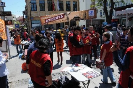 Üç grup aynı yerde imza standı açınca gerginlik yaşandı