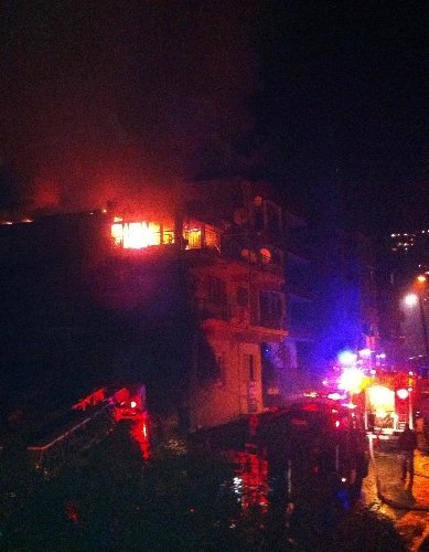 Üç Katlı Binada Korkutan Yangın