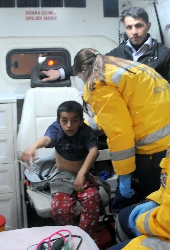 Üç Katlı Evde Yangın Çıktı, Bir Çocuk Dumandan Etkilendi