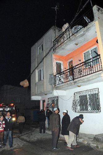 Üç Katlı Evde Yangın Çıktı, Bir Çocuk Dumandan Etkilendi