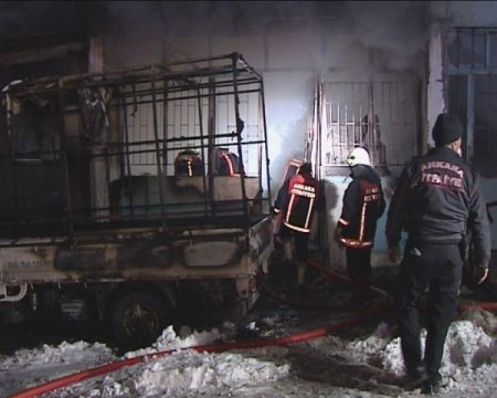 Üç Katlı Kereste Dükkanındaki Yangın Korkuttu